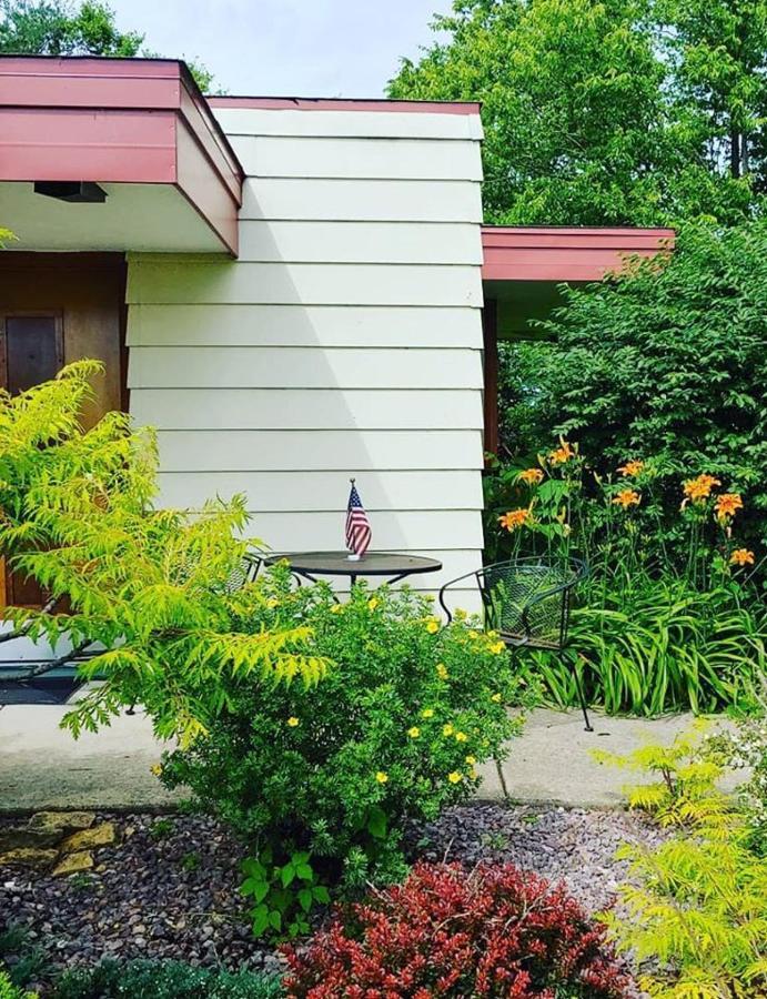 The Usonian Inn Llc Spring Green Exterior photo